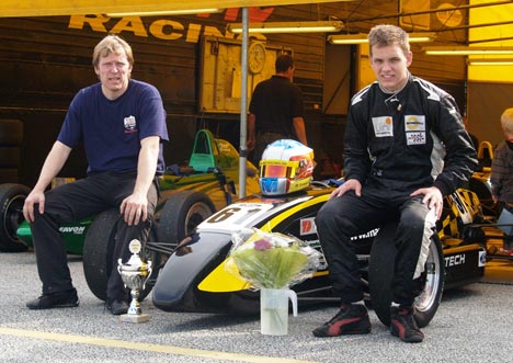 Elvin Nielsen (t.v.) har været racing engineer på Marco L. Sørensens flotte 2007-sæson.